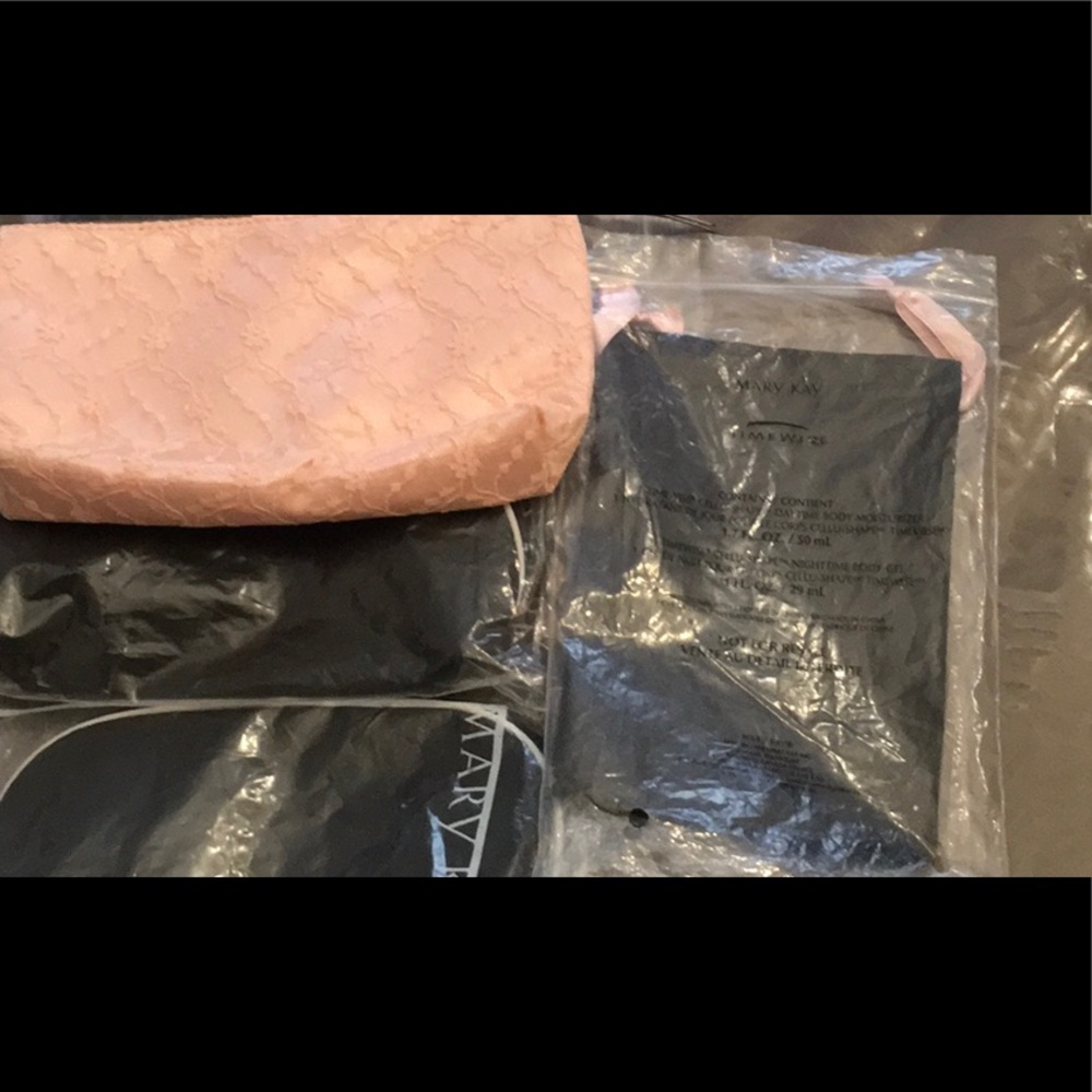 Bundle of 4 Mary Kay cosmetic bags and 1 drawstring bag